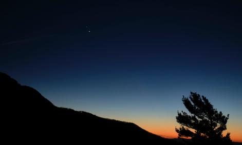 Saturno (em cima) e Júpiter (abaixo), vistos ao pôr-do-sol no estado da Virgínia