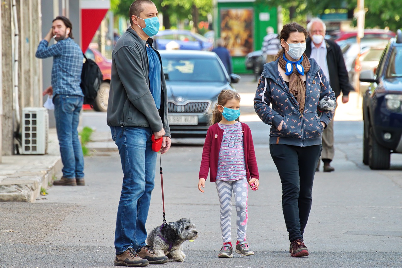 Família passeia de máscara durante a pandemia da Covid-19