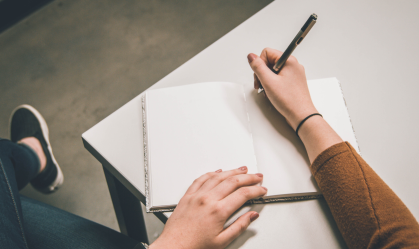 Escrever, ler ou ouvir poesia pode ser benéfico para saúde mental, diz estudo
