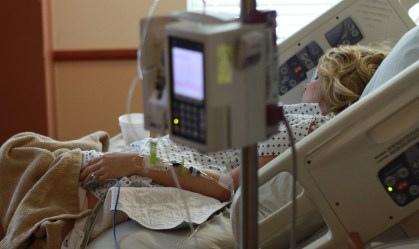 Taxa de mortalidade da Covid-19 é três vezes maior que a da gripe, diz estudo