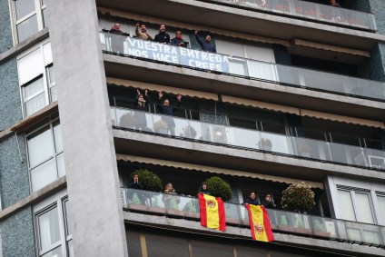Pessoas aplaudem agentes de saúde em Madri, na Espanha