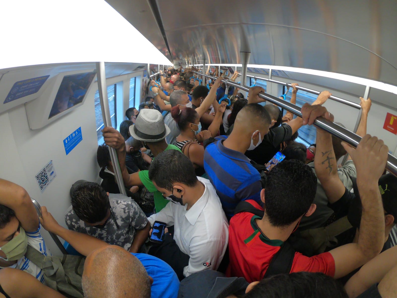 Metrô lotado no Rio