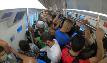 Metrô lotado no Rio