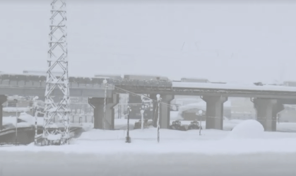 Japoneses passam a noite em engarrafamento devido a forte tempestade de neve
