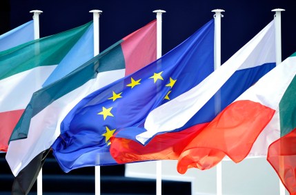 Bandeiras dos países do G20 em cúpula em Cannes (03/11/2011) 