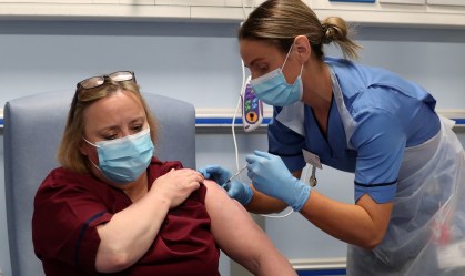 Vacina da Pfizer/BioNTech contra Covid-19 é aplicada em idosa na Escócia