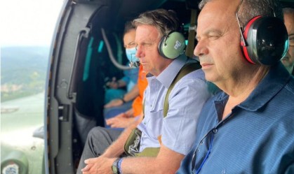 Bolsonaro faz sobrevoo em áreas atingidas por temporal em Santa Catarina
