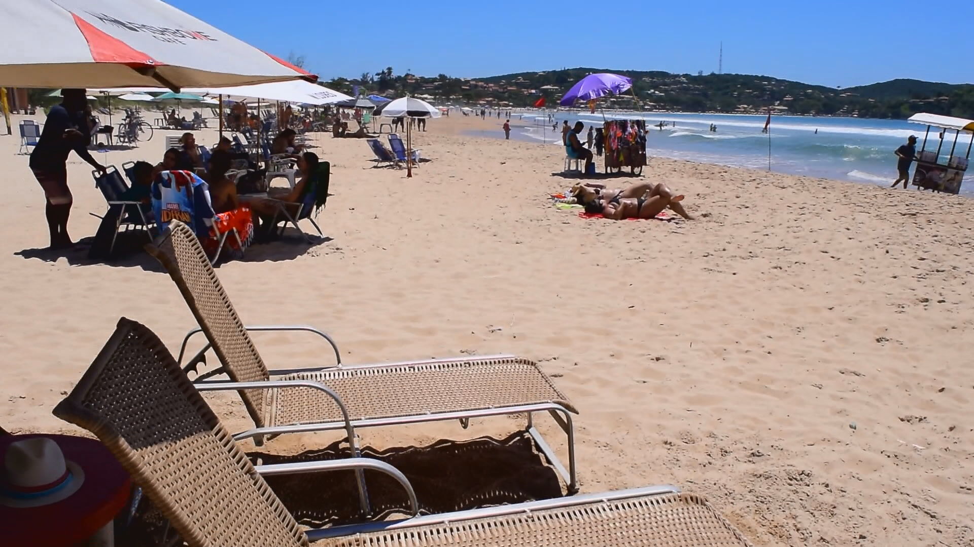 Sem lockdown, as praias e comércios de Búzios permanecem abertos