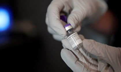 Vacina da Pfizer é preparada para aplicação em hospital de Boston, nos EUA