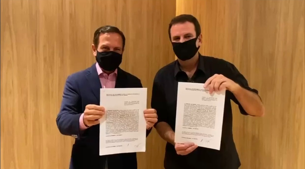 Eduardo Paes (D) exibe termo de cooperação para compra de doses da Coronavac