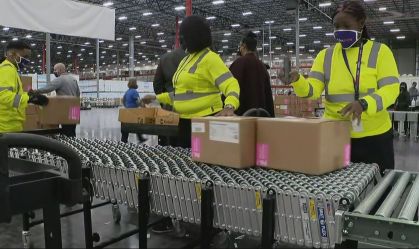 Após recomendação de uso emergencial, vacina da Moderna é distribuída nos EUA