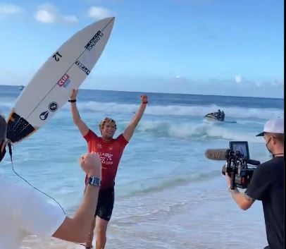 John John Florence comemora após derrotar Gabriel Medina na final em Pipeline 