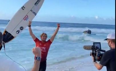 John John Florence comemora após derrotar Gabriel Medina na final em Pipeline 
