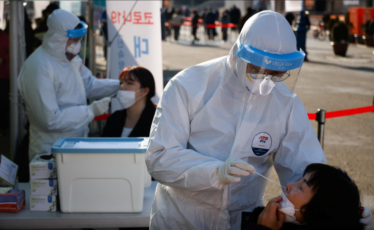 Pessoas realizando testes de Covid-19 em Seul, em 21/12/2020
