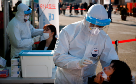 Pessoas realizando testes de Covid-19 em Seul, em 21/12/2020