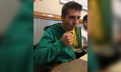 Aos 21, filho compra 1ª cerveja com o dinheiro que pai deixou antes de morrer