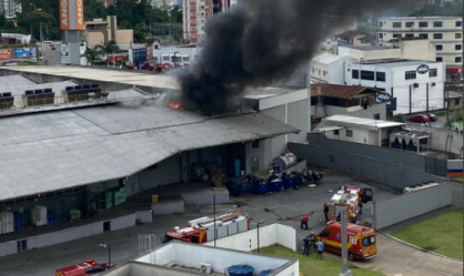 Incêndio atinge supermercado Angeloni em Blumenau