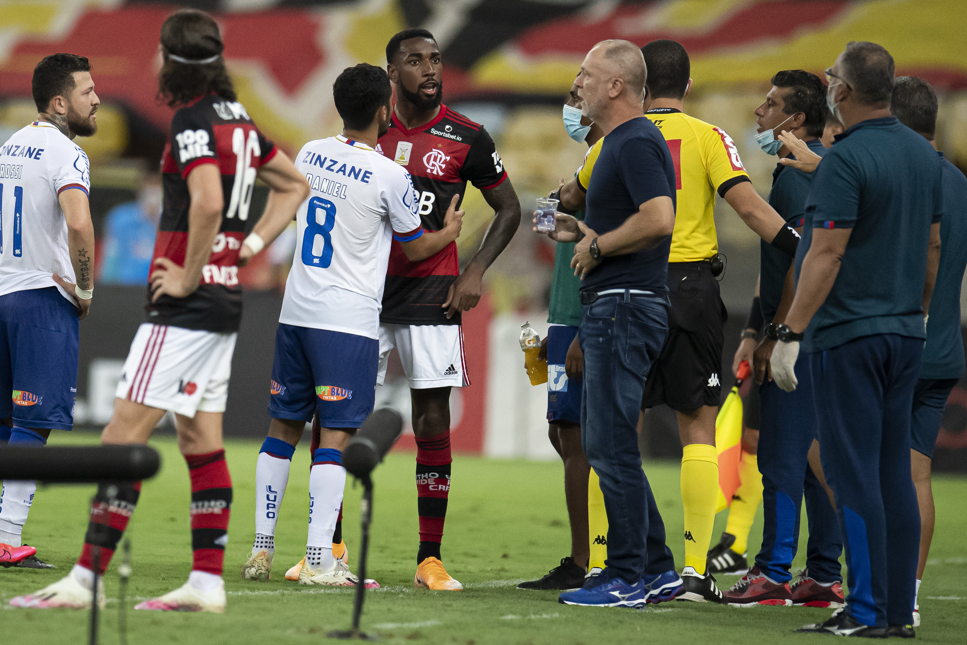 Gerson discute com Mano Menezes