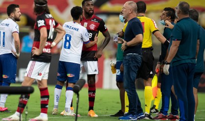 Gerson discute com Mano Menezes