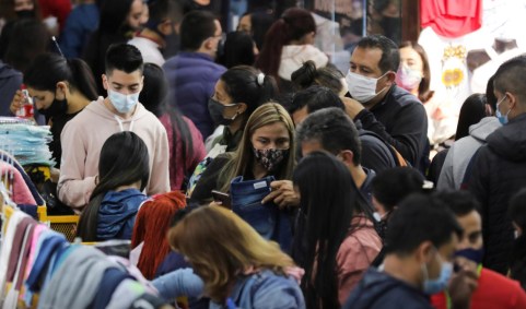 Pessoas fazendo compras de Natal em San Victorino, bairro da capital colombiana