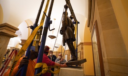 Estátua do general confederado Robert E. Lee é removida do Capitólio dos EUA