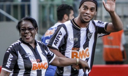 Ronaldinho Gaúcho está disposto e sorrindo, diz diretor de prisão no Paraguai