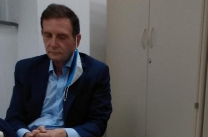 Marcelo Crivella cochilou durante alguns minutos enquanto aguardava o advogado