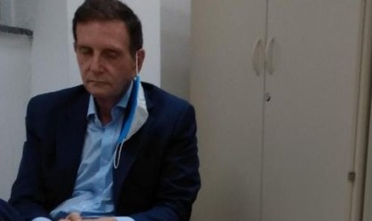 Marcelo Crivella cochilou durante alguns minutos enquanto aguardava o advogado