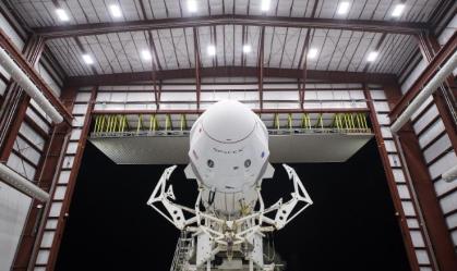 Um foguete SpaceX Falcon 9 com a espaçonave Crew Dragon da empresa a bordo