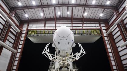 Um foguete SpaceX Falcon 9 com a espaçonave Crew Dragon da empresa a bordo