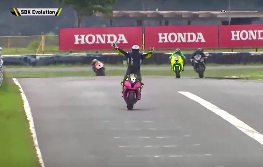 Motociclista André Veríssimo comemora