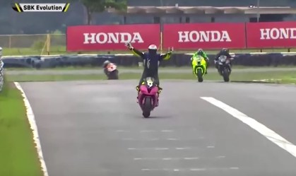 Motociclista André Veríssimo comemora