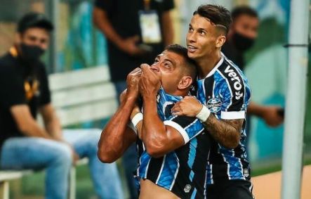 Diego Souza comemora gol do Grêmio contra o São Paulo