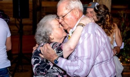 Covid-19: De mãos dadas, casal morre em leito de hospital após 61 anos de união