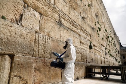 Funcionário sanitiza pedras do Muro das Lamentações, em Jerusalém