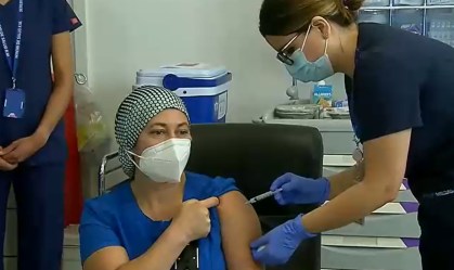 Técnica em enfermagem sendo vacinada no Chile