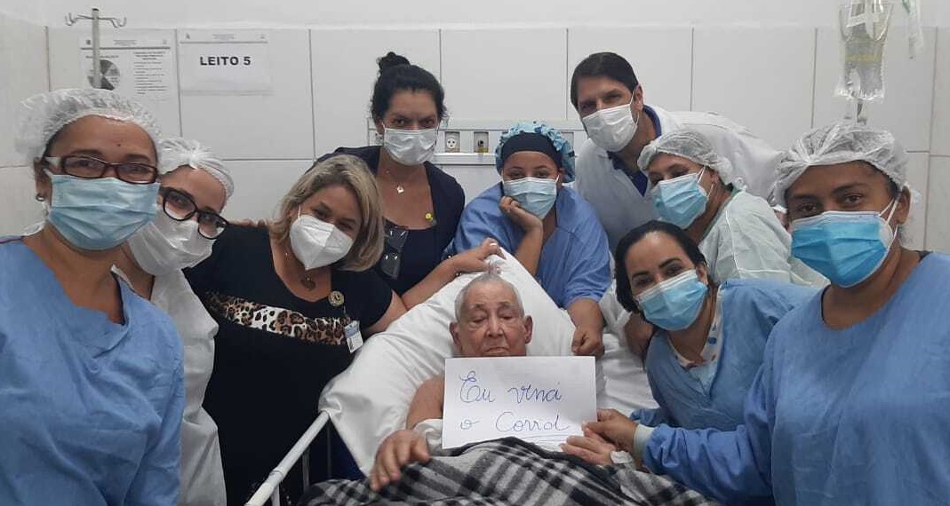 Brasileiro de 99 anos recebe alta depois de vencer a Covid-19 em hospital de São