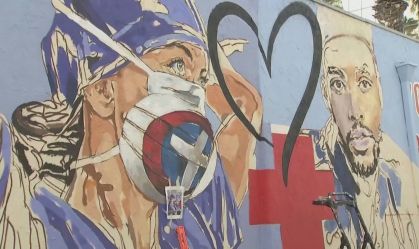 Artista faz mural em homenagem a profissionais da saúde nos Estados Unidos