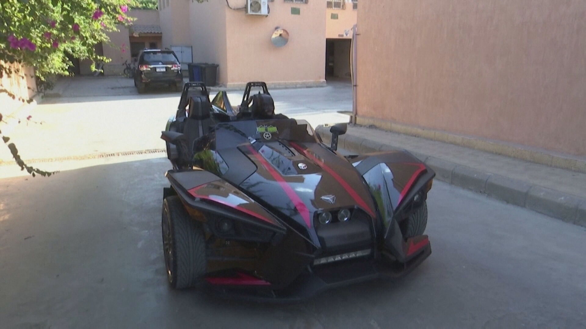 Batman distribui máscaras pelas ruas do Cairo, no Egito