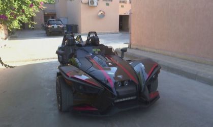 Batman distribui máscaras pelas ruas do Cairo, no Egito; assista