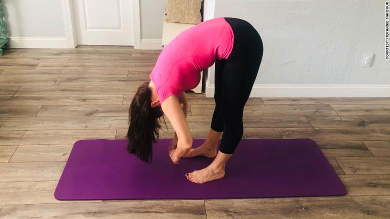 Alongamento para frente / Foto: Cortesia de Stephanie Mansour