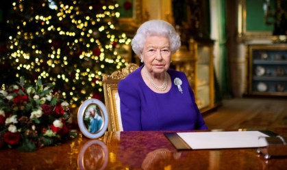 Muitos querem apenas um abraço no Natal deste ano, diz rainha Elizabeth