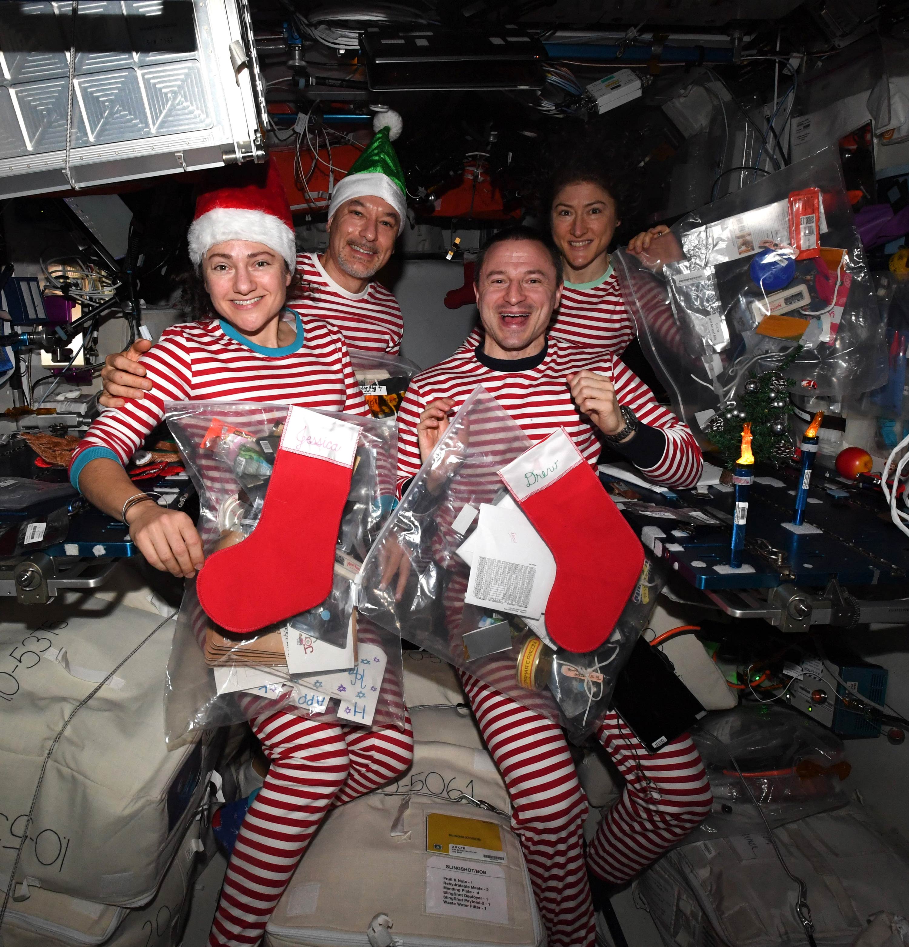 Meir, Parmitano, Morgan e Koch comemorando o Natal no espaço de pijamas