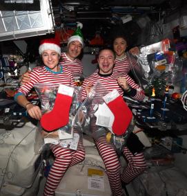 Meir, Parmitano, Morgan e Koch comemorando o Natal no espaço de pijamas