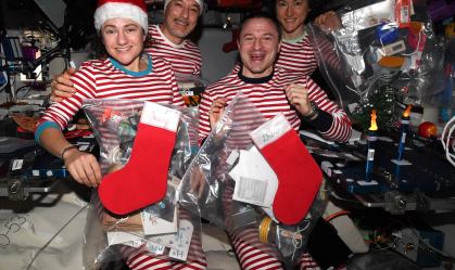 Meir, Parmitano, Morgan e Koch comemorando o Natal no espaço de pijamas