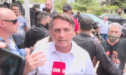 Bolsonaro: 'Entre eu e a vacina tem a Anvisa, que alguns não querem respeitar'