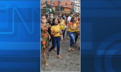 Multidão protesta contra fechamento do comércio em Manaus