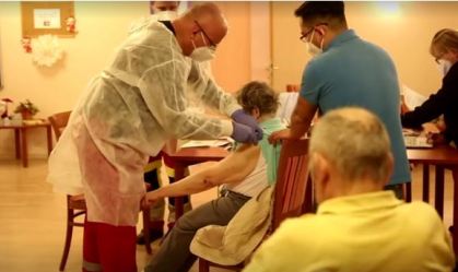 Mulher de 101 anos se tornou a primeira alemã a receber uma vacina contra o coro