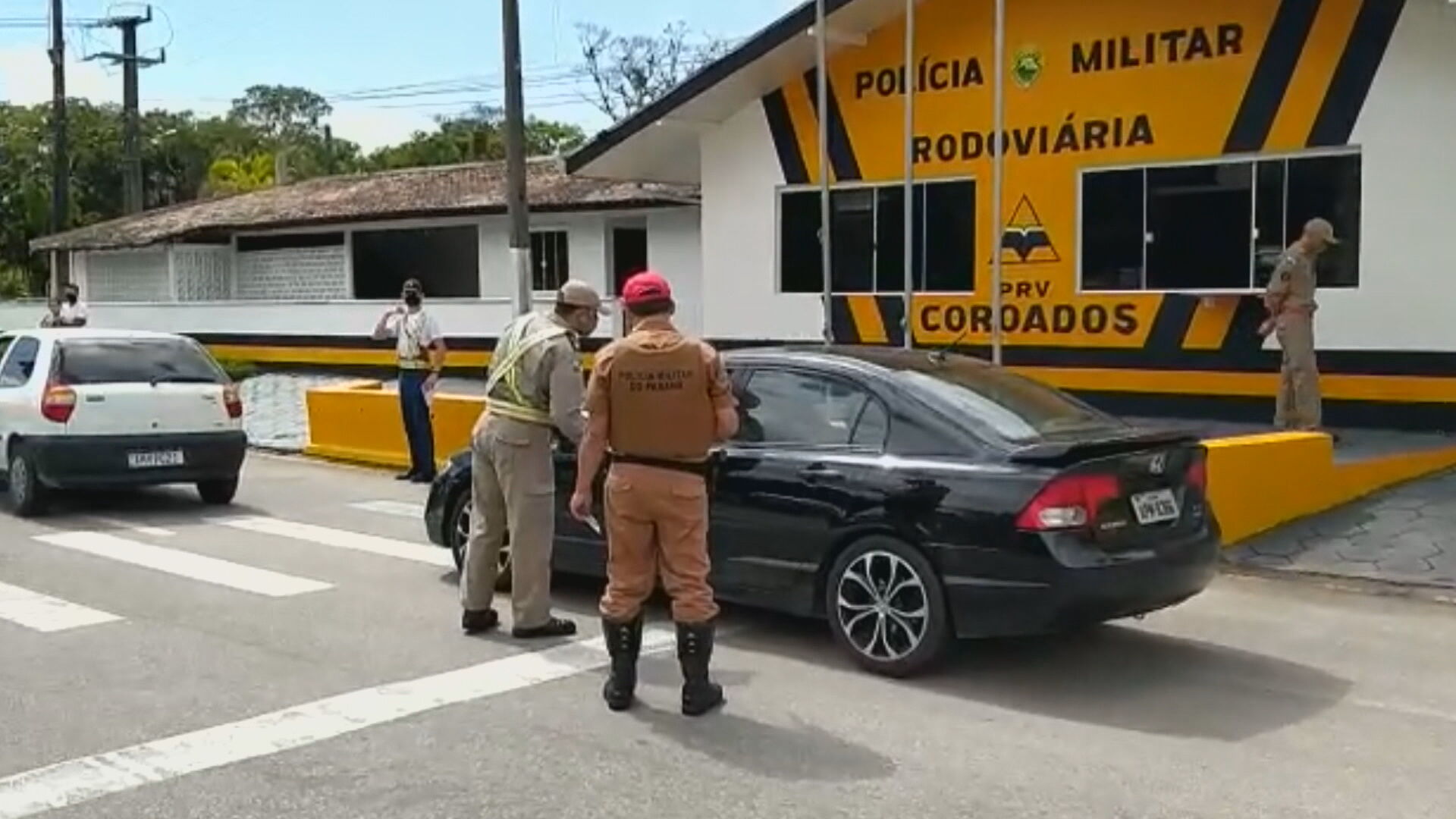 Polícia do Paraná faz operação para conter Covid-19 no estado