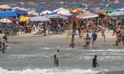 12 cidades do litoral de São Paulo mantêm a fase amarela e têm praias lotadas